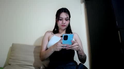 Snapshot of molly_fragance chatting on 11-25-25, 07:03 Molly online show from 11-25-25, 07:03