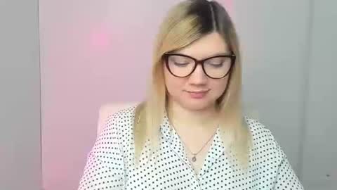 Molly online show from 10-25-25, 06:21