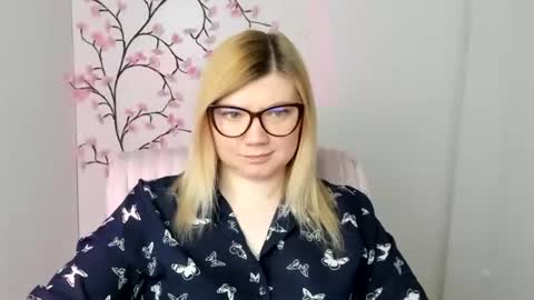 Snapshot of molly_moree chatting on 04-28-26, 11:37 Molly online show from 04-28-26, 11:37