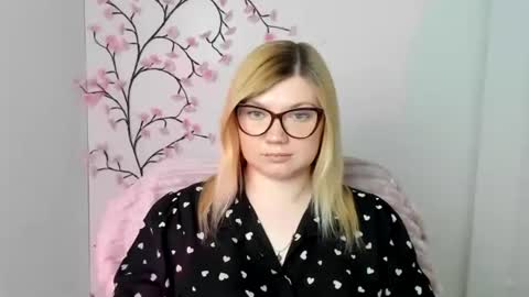 Snapshot of molly_moree chatting on 05-11-26, 04:04 Molly online show from 05-11-26, 04:04