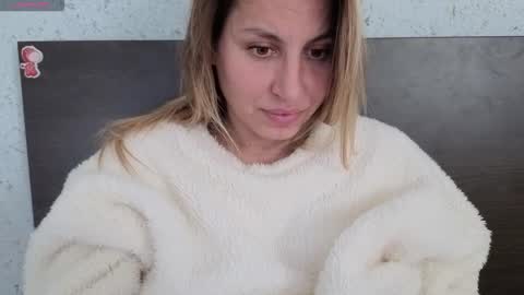 Snapshot of mollyforyou chatting on 11-18-25, 09:47 Nica follow me online show from 11-18-25, 09:47