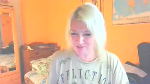 Snapshot of mollyjoyq chatting on 05-21-26, 06:48 Mollyjoyq online show from 05-21-26, 06:48