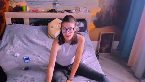 Snapshot of mollylollipop20 chatting on 07-16-26, 07:25 KIRA online show from 07-16-26, 07:25