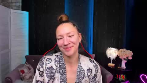 hi im Molly heregreat boobs big heart  warm pussy  online show from 12-04-25, 01:04