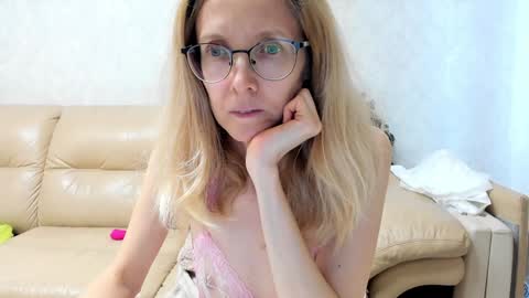 Snapshot of mollystory chatting on 02-01-25, 09:21 AngelMomm online show from 02-01-25, 09:21