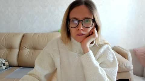 Snapshot of mollystory chatting on 03-01-25, 08:13 AngelMomm online show from 03-01-25, 08:13