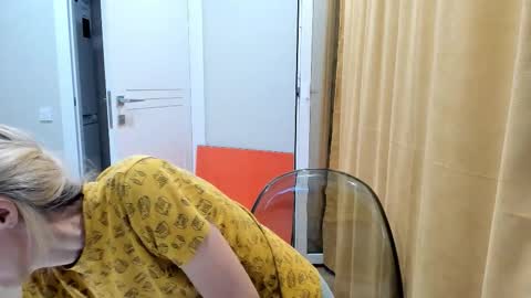 Snapshot of mollystory chatting on 09-22-25, 05:15 AngelMomm online show from 09-22-25, 05:15