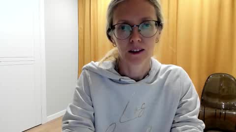 Snapshot of mollystory chatting on 10-19-25, 06:47 AngelMomm online show from 10-19-25, 06:47