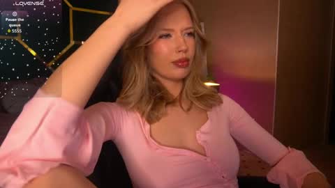 Snapshot of mollyymayy chatting on 05-10-26, 01:00 mollyymayy online show from 05-10-26, 01:00