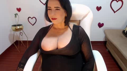 Snapshot of mom_xxx chatting on 02-20-25, 01:25 Sara online show from 02-20-25, 01:25