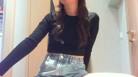 Snapshot of momentbeforedown chatting on 12-01-24, 04:29 Hailey online show from 12-01-24, 04:29