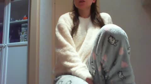 Snapshot of momentbeforedown chatting on 12-01-24, 10:43 Hailey online show from 12-01-24, 10:43