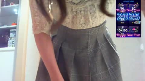 Snapshot of momentbeforedown chatting on 01-04-25, 11:27 Hailey online show from 01-04-25, 11:27