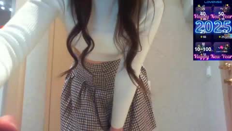 Snapshot of momentbeforedown chatting on 01-05-25, 08:42 Hailey online show from 01-05-25, 08:42