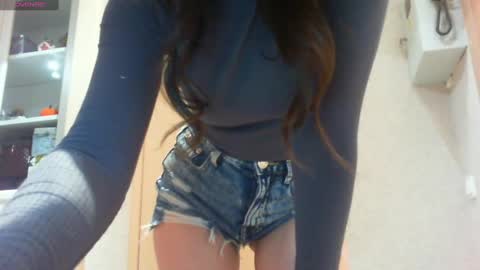 Snapshot of momentbeforedown chatting on 03-01-25, 04:22 Hailey online show from 03-01-25, 04:22