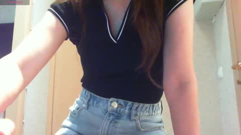 Snapshot of momentbeforedown chatting on 09-28-25, 11:15 Hailey online show from 09-28-25, 11:15