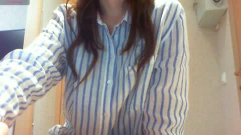 Snapshot of momentbeforedown chatting on 11-02-25, 05:15 Hailey online show from 11-02-25, 05:15