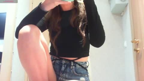 Snapshot of momentbeforedown chatting on 11-15-25, 03:37 Hailey online show from 11-15-25, 03:37