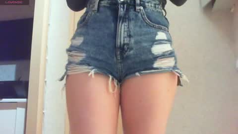 Snapshot of momentbeforedown chatting on 11-23-25, 12:49 Hailey online show from 11-23-25, 12:49