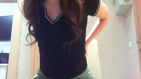 Snapshot of momentbeforedown chatting on 11-29-25, 05:05 Hailey online show from 11-29-25, 05:05