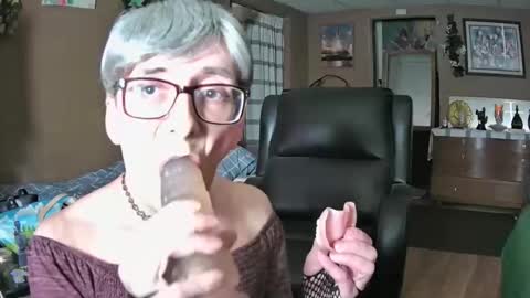 Snapshot of mommamadesissy chatting on 04-10-26, 06:23 Bink online show from 04-10-26, 06:23