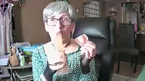 Snapshot of mommamadesissy chatting on 04-11-26, 08:57 Bink online show from 04-11-26, 08:57