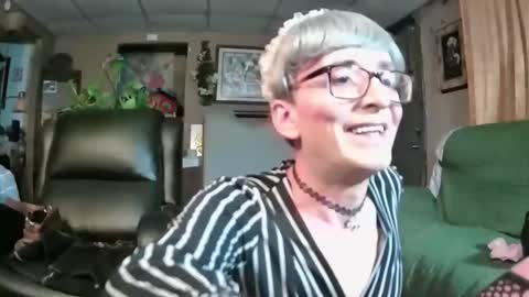 Snapshot of mommamadesissy chatting on 05-08-26, 05:40 Bink online show from 05-08-26, 05:40