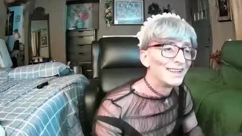 Snapshot of mommamadesissy chatting on 05-22-26, 04:30 Bink online show from 05-22-26, 04:30