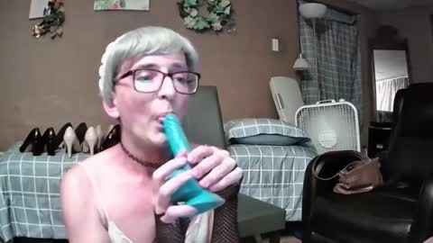Snapshot of mommamadesissy chatting on 07-05-26, 04:19 Bink online show from 07-05-26, 04:19