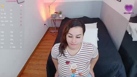 Snapshot of mommyissuess_ chatting on 01-20-25, 07:46 Daphne  online show from 01-20-25, 07:46