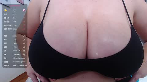 Snapshot of mommyissuess_ chatting on 01-27-25, 10:49 Daphne  online show from 01-27-25, 10:49