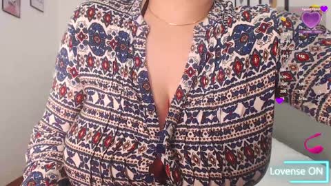 Snapshot of mommyissuess_ chatting on 02-06-25, 08:02 Daphne  online show from 02-06-25, 08:02