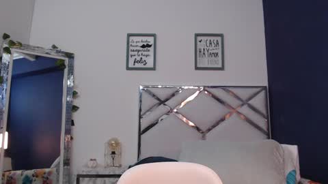 Snapshot of mommyissuess_ chatting on 02-19-25, 02:23 Daphne  online show from 02-19-25, 02:23