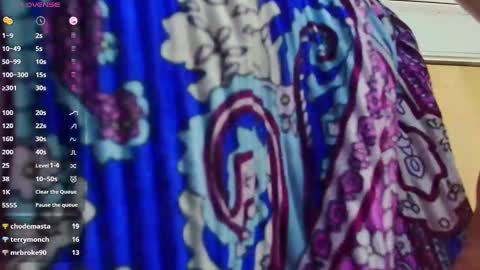 Snapshot of mommyissuess_ chatting on 02-25-25, 12:58 Daphne  online show from 02-25-25, 12:58