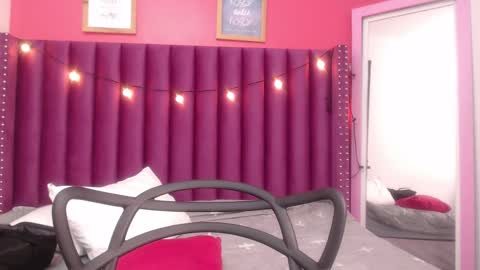 Snapshot of mommyissuess_ chatting on 02-26-25, 09:42 Daphne  online show from 02-26-25, 09:42