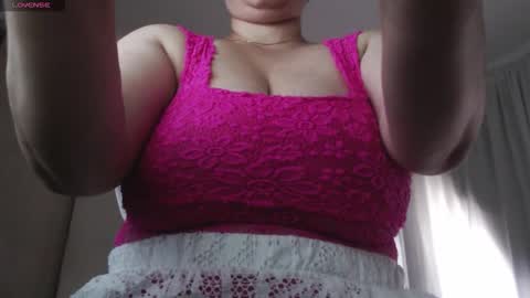 Snapshot of mommyissuess_ chatting on 10-08-25, 12:14 Daphne  online show from 10-08-25, 12:14