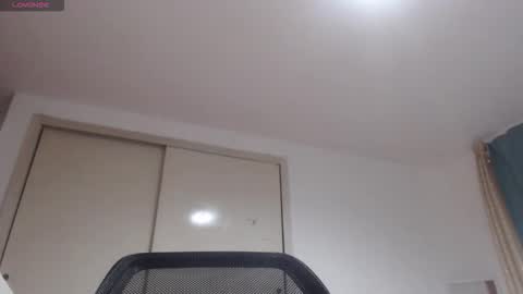 Snapshot of mommyissuess_ chatting on 10-13-25, 10:48 Daphne  online show from 10-13-25, 10:48