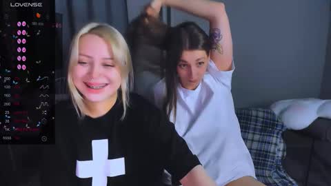 Snapshot of monalauu chatting on 12-20-25, 12:51 online show from 12-20-25, 12:51