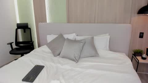 Snapshot of moniquemilff chatting on 12-14-25, 05:40 Monique online show from 12-14-25, 05:40