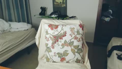 Snapshot of montserrat123 chatting on 05-15-26, 08:27 Monse online show from 05-15-26, 08:27