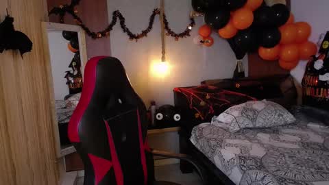 moon_and_fire_ online show from 10-28-25, 05:11