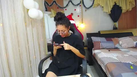 moon_and_fire_ online show from 12-01-25, 05:23