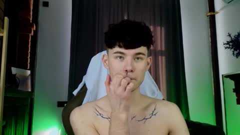 Snapshot of moon_gloww chatting on 02-19-26, 06:20 moon_gloww online show from 02-19-26, 06:20