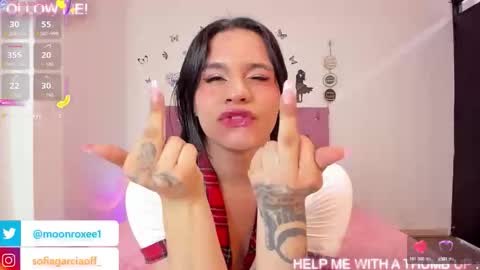 Snapshot of moon_roxee chatting on 10-28-25, 04:20 moon_roxee online show from 10-28-25, 04:20