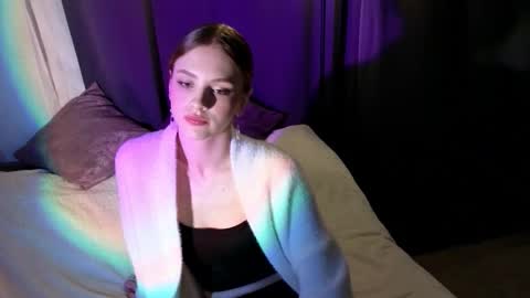 Snapshot of moonlightmaya chatting on 10-19-25, 07:58 Maya online show from 10-19-25, 07:58