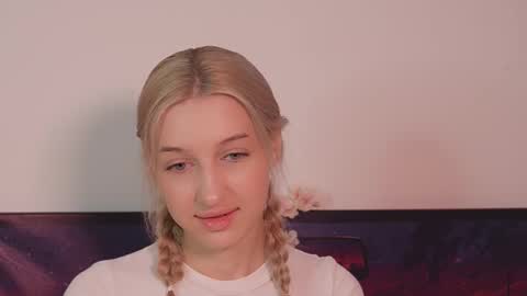 Snapshot of moonliora chatting on 11-30-25, 07:40 moonliora online show from 11-30-25, 07:40