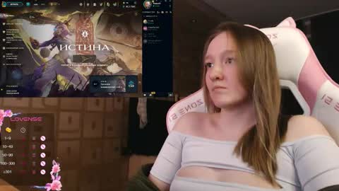 Snapshot of moonlish_siren chatting on 09-29-25, 08:35 Katrin online show from 09-29-25, 08:35