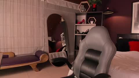 Snapshot of moony_14 chatting on 02-19-26, 12:01 Michelle online show from 02-19-26, 12:01