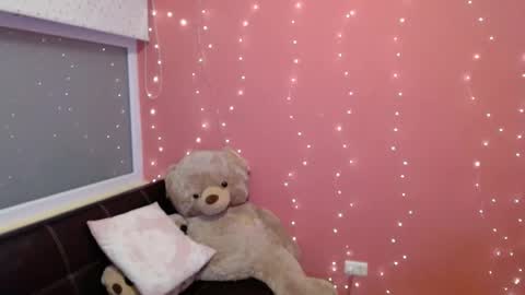 Snapshot of mora_haze chatting on 02-27-25, 10:04 Mora Haze 3 online show from 02-27-25, 10:04