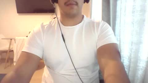 Snapshot of morenolatin19 chatting on 10-26-25, 12:33 Jos Luis online show from 10-26-25, 12:33